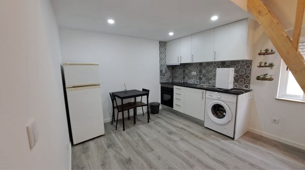Arrendo estudio  T0 duplex com cozinha equipada e contas incluidas