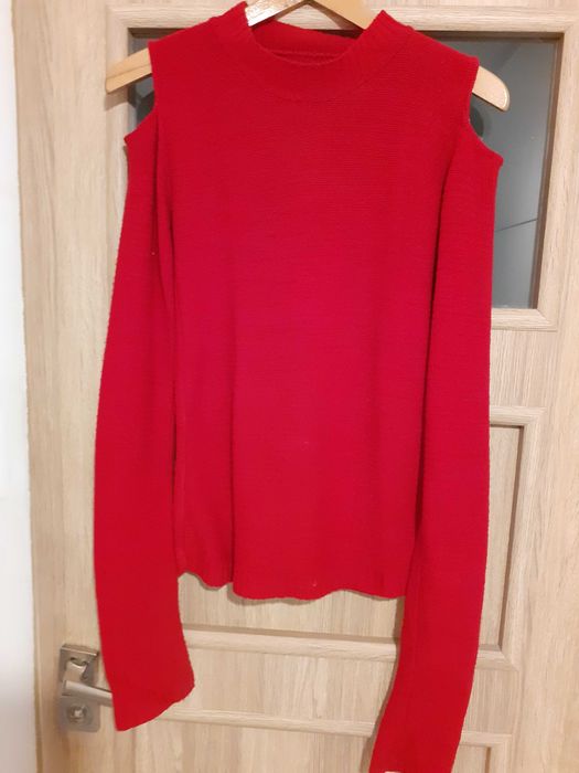 Czerwony sweter z dziurami