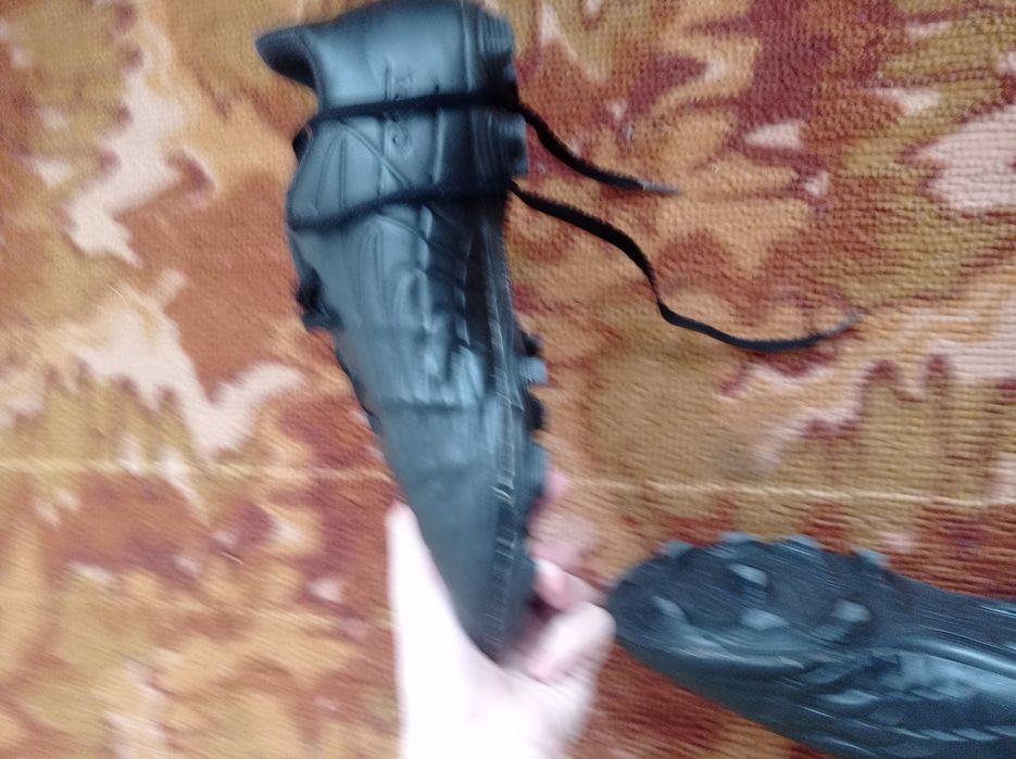 Продаю чорні кожані адідаси полонне