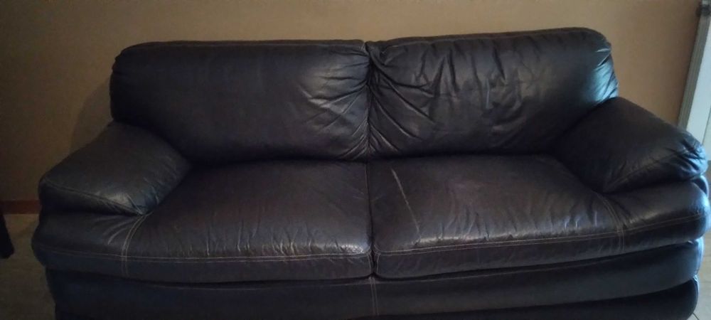 Sofá em pele cor castanho em bom estado