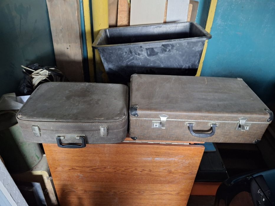 Чемоданы, ящики.
