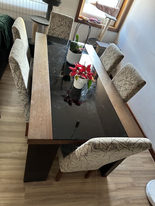 Mesa de sala com e 6 Cadeiras