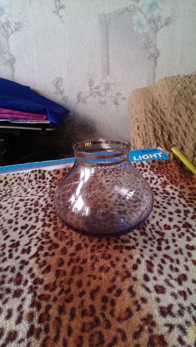 Винтажная ваза из цветного стекла с позолотой 1965 год сервантое хране