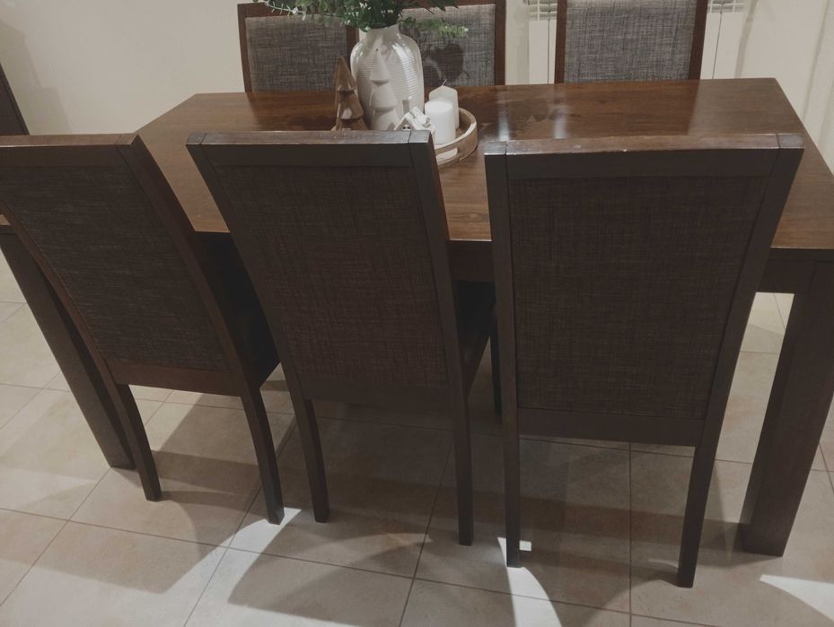 Mesa e cadeiras de sala de jantar usado como novo