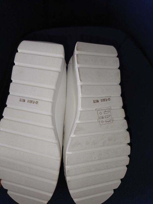 Białe nowe mokasyny