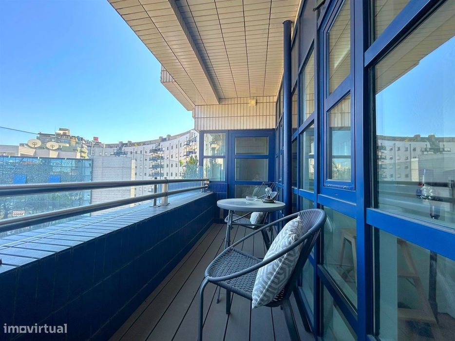 Apartamento T2 renovado com varanda e garagem | Mota Galiza