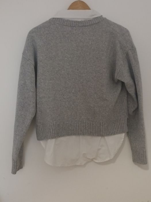 Camisola de malha cinzenta com camisa agarrada
