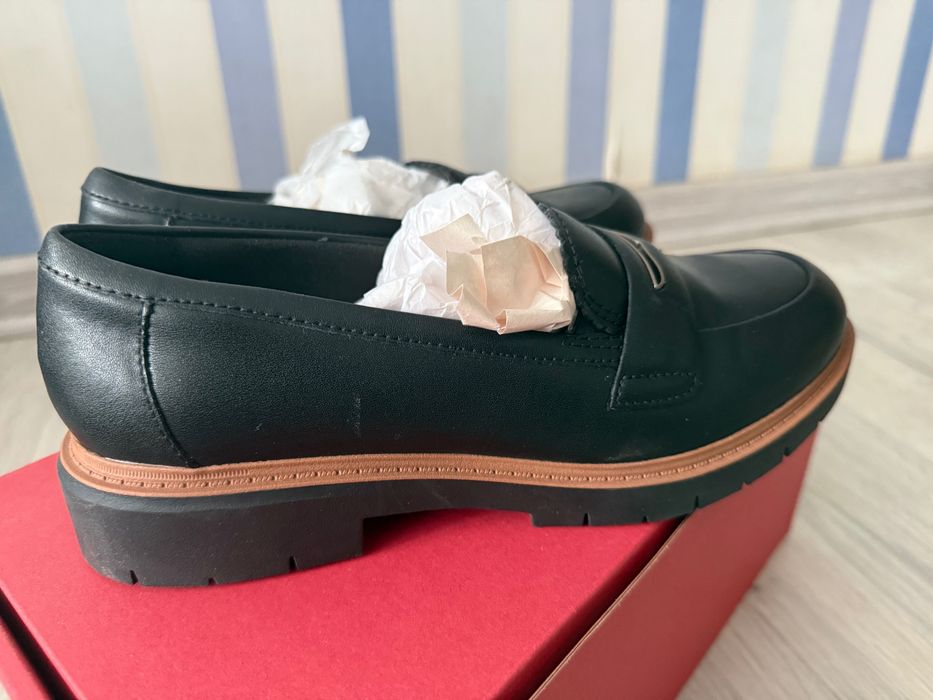 Продам жіночі шкіряні лофери Clarks