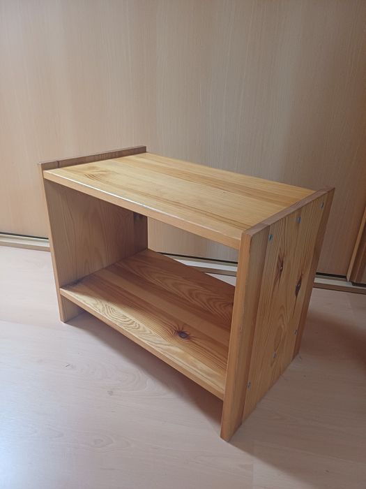 Mesa de cabeceira de madeira