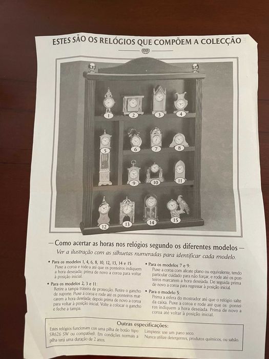 Colecção Completa de Miniaturas de Relógios com Vitrine em Madeira