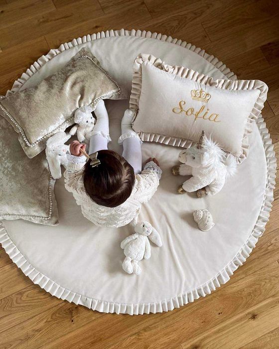 Poduszka personalizacja imię inicjał falbanka Velvet