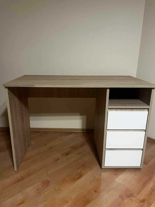 Biurko – 200 zł

Sprzedam biurko w dobrym stanie.
3 szuflady