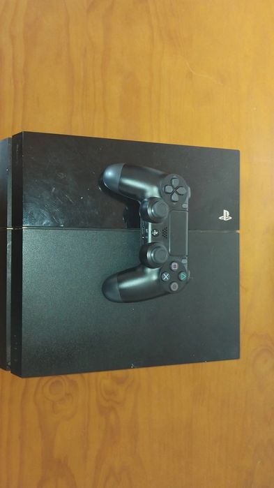 Playstation 4 com 1 comando e 1 jogo