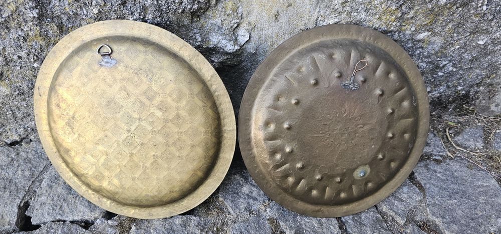 2 pratos de cobre. 25cm diâmetro