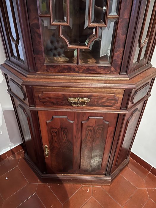 Armário de canto antigo