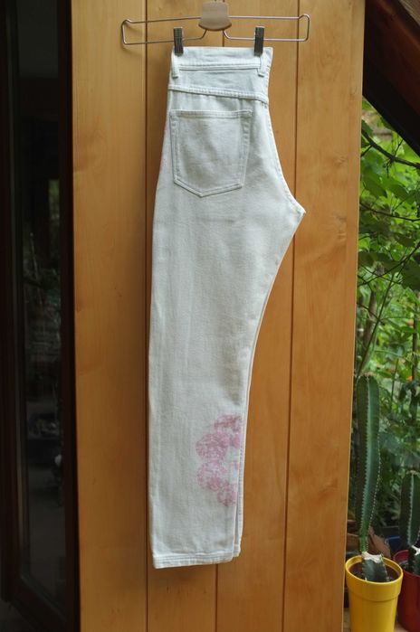 białe jeansy Special Print Denim Pleasures Now model 90's jeans