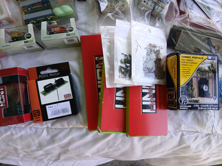 Escala N. 1:160 N Gauge joblot. Loco's, trucks, control items, cars/lorries and more.