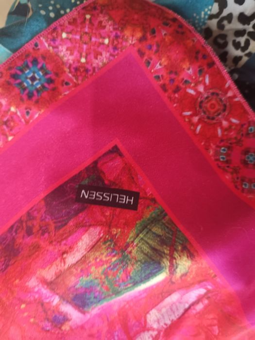 Красивый пестрый летний яркий платок под шелк