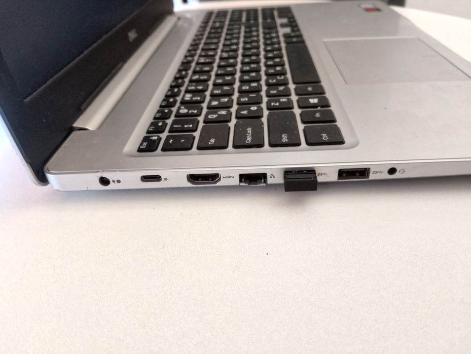 Dell Inspiron 15  5570 Core i7-8550U/AMD Radeon 530 4GB GDDR5