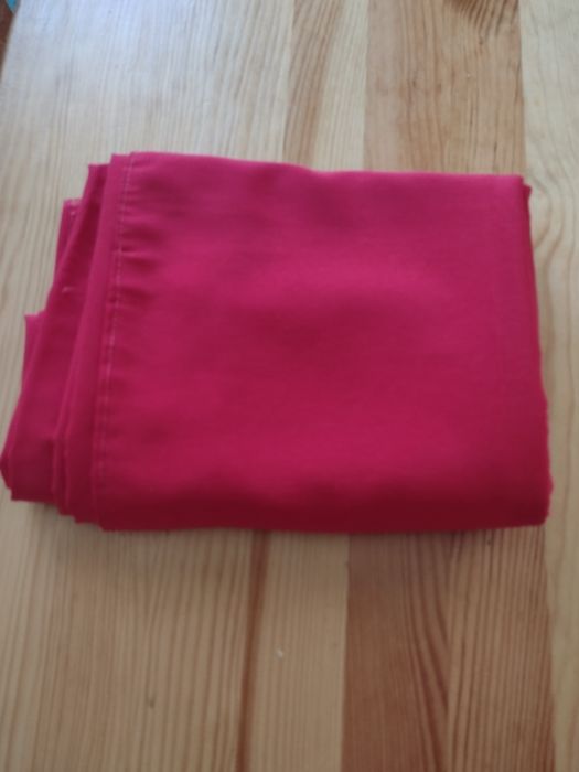 Materiał  czerwony wym. 142 cm / 114 cm