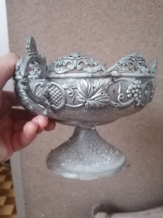 Peça decorativa em estanho. 1,2kg