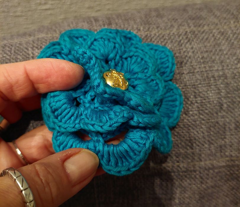 Turkusowa broszka kwiat że złotym środkiem hand made vintage oldschool