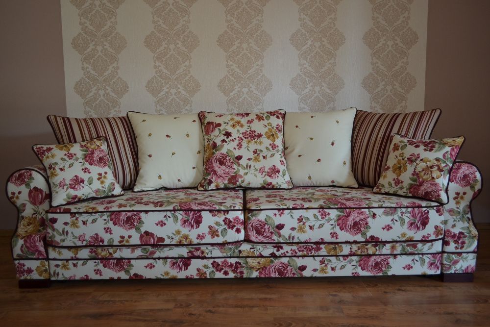 Kanapa ORLANDO z funkcją spania wykończona gwoździami ozdobnymi !!!