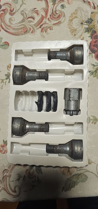 Zabezpieczające śruby do kół Volvo