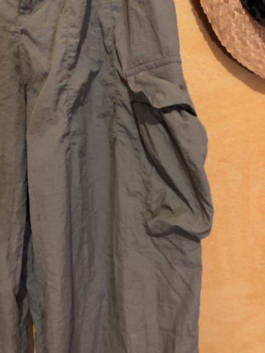 Calças largas com bolsos esverdeadas