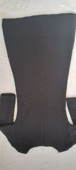 Vestido preto em malha com la e alpaca, confortável e quentinho, com m