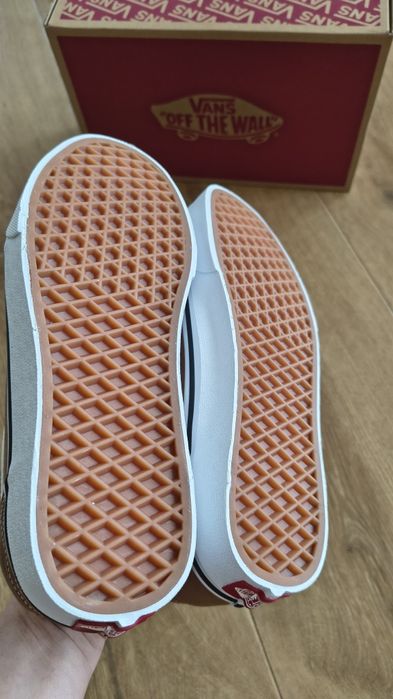 Nowe sneakersy Vans Ward r. 40