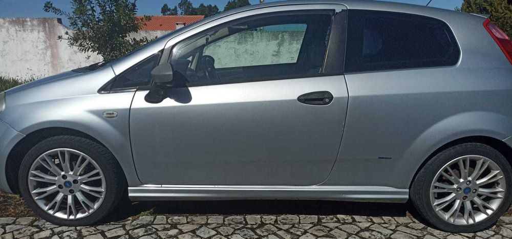 Grande Punto, Multijet. Comercial com bola de reboque.