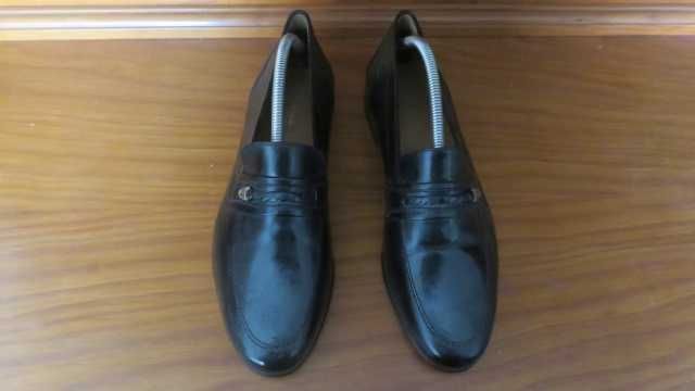 Sapatos em couro nº 43, castanhos,  e preto ( novos )
