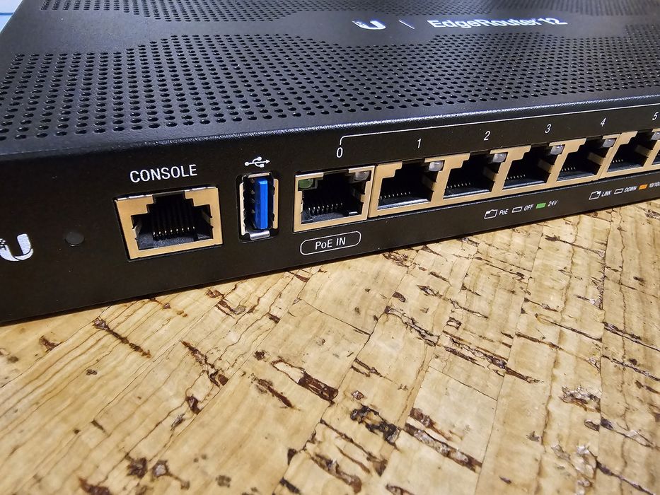 Router profissional ubiquiti edgerouter 12 (estado novo)