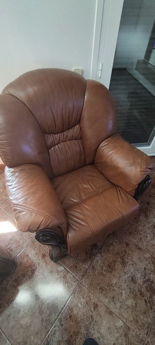 Mobília completa de sala - Sofás em pele, mesas e cadeiras em madeira