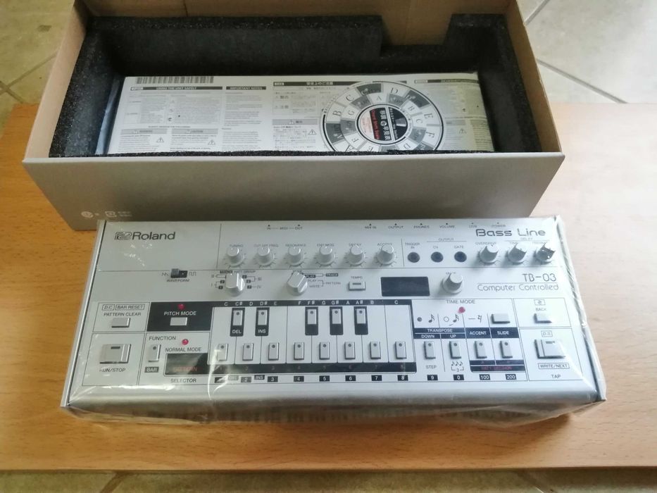 Sintetizador Roland TB-03 Bass Line (Novo)