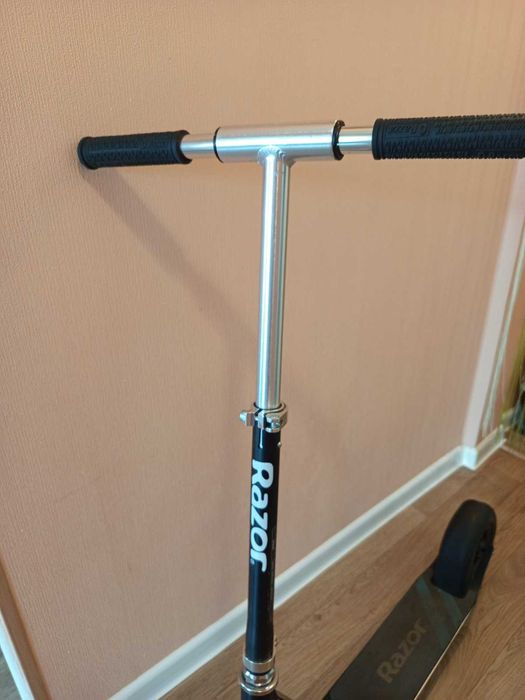 Продається самокат Razor A5 чорний б/у в хорошому стані