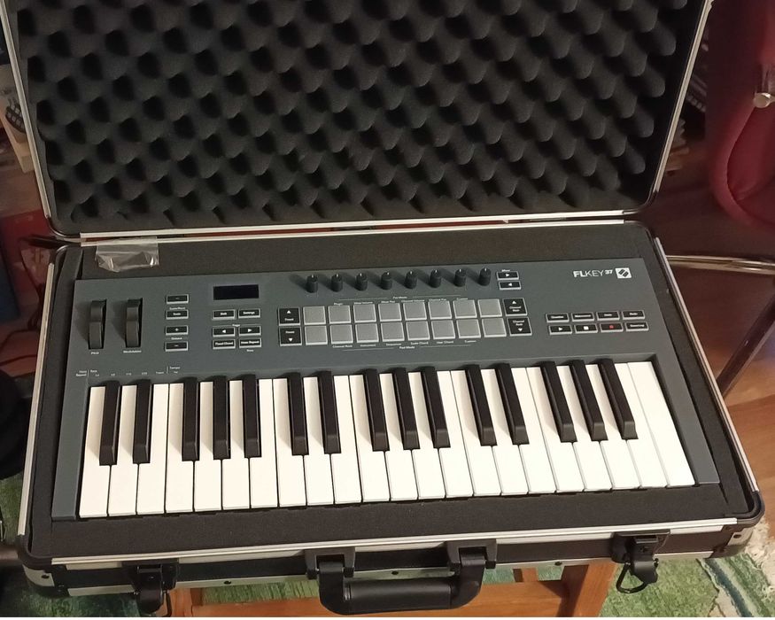 FlKey37 MIDI Keyboard + flight case64284664912386122