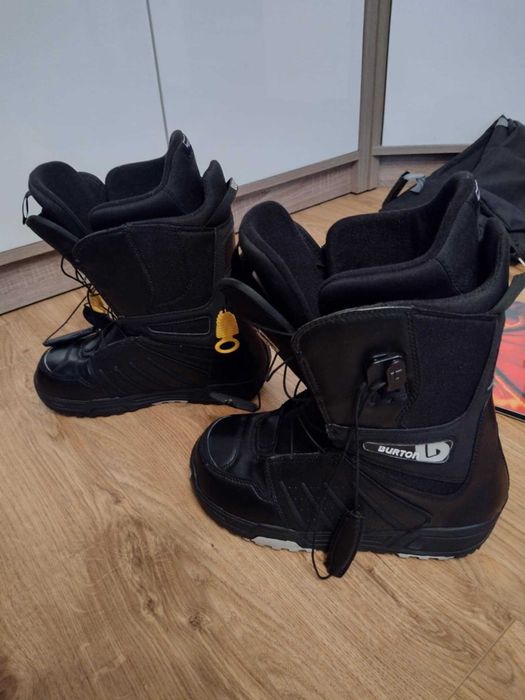 Deska snowboardowa, wiązania, kask, akcesoria