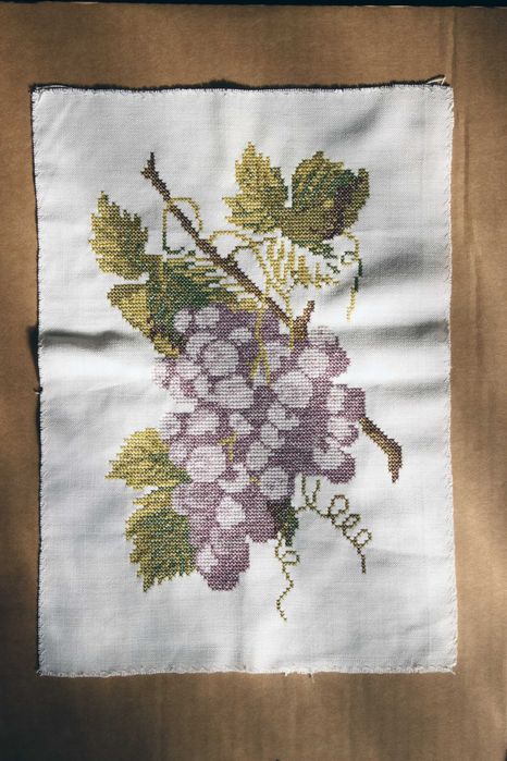 Três bordados de ponto cruz feitos à mão