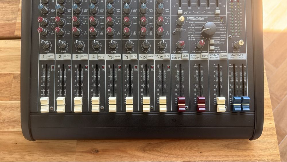 Mesa de mistura MACKIE DFX•12