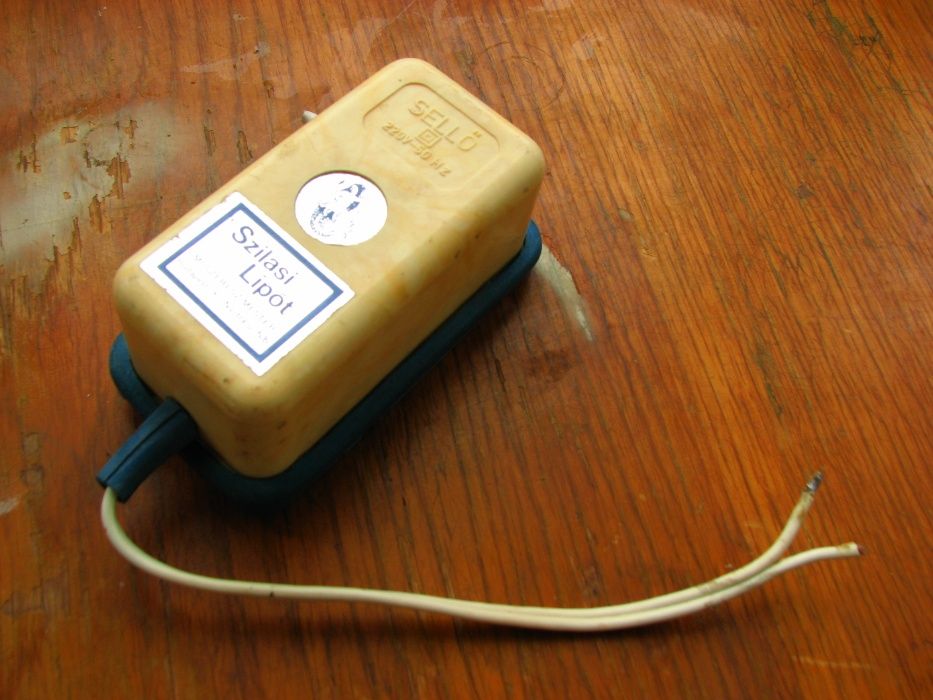 Компресор ( качає повітря )