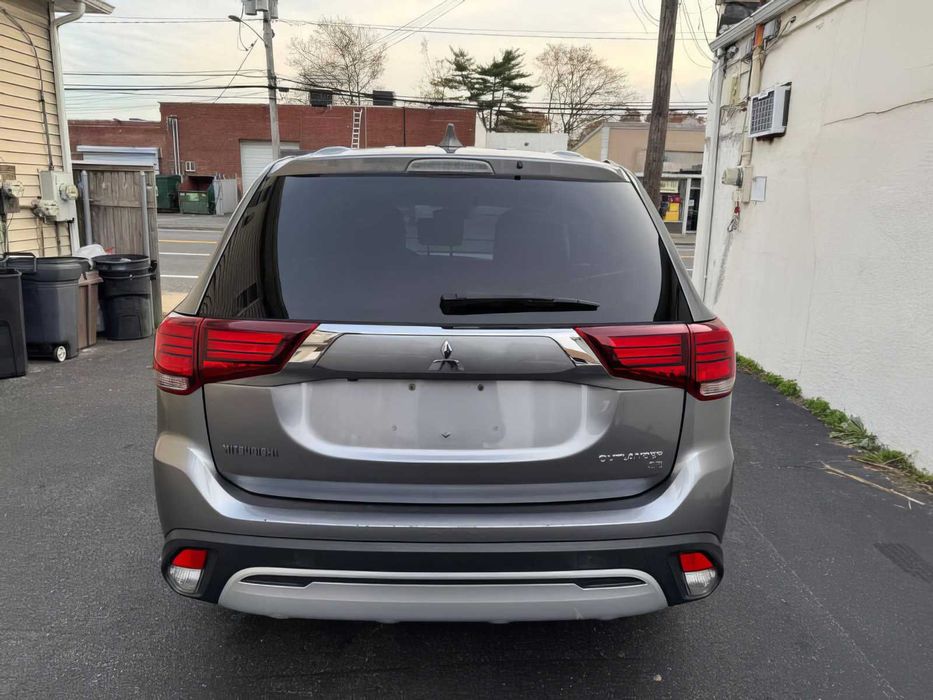 Mitsubishi Outlander      2019