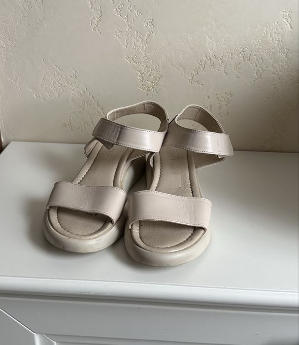 Жіночі босоніжки