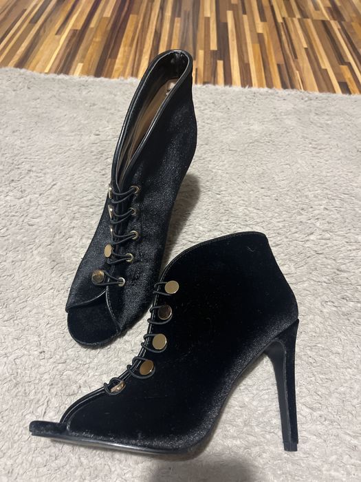 Czarne szpilki 40 botki ze zlotymi guzikami