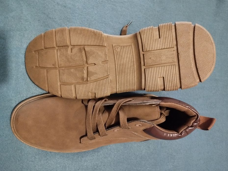 Botas novas de Khaki