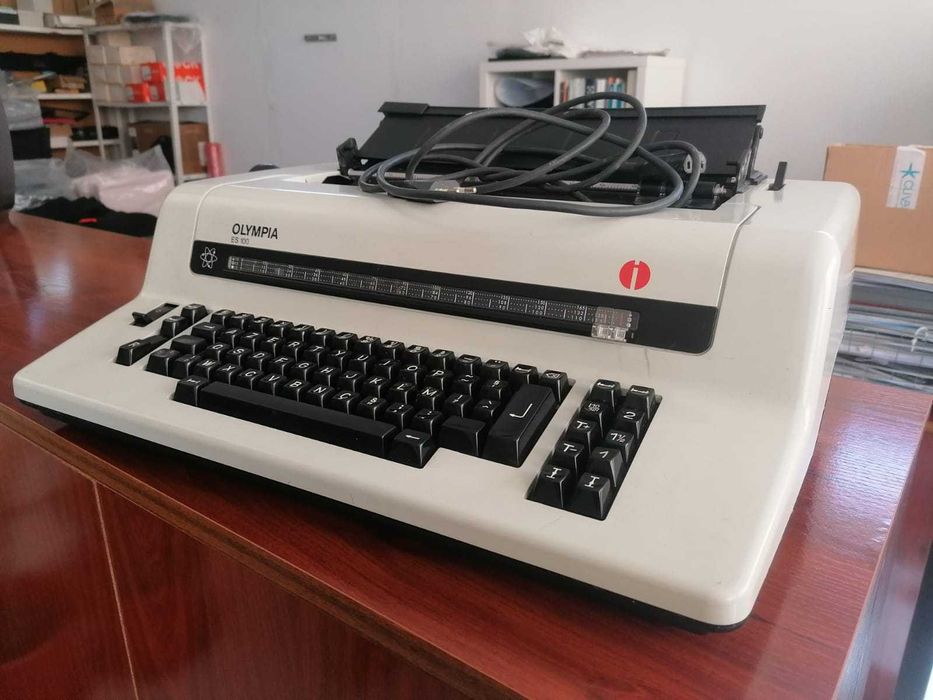 Máquina de escrever elétrica antiga Olympia ES100 a funcionar