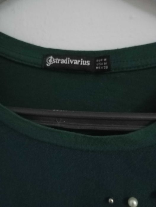 Blusa verde com detalhes de bolinhas decorativas