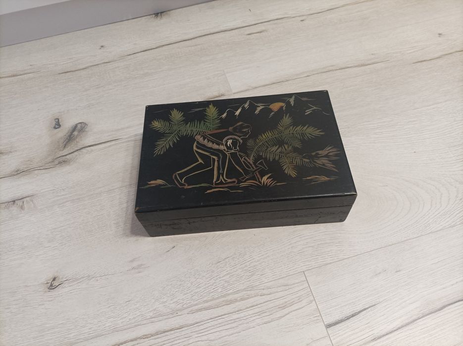 Stara skrzynka na karty, na cztery talie lub różności