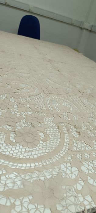 Toalha bordada à mão. Nunca foi usada. Guardanapos ainda estão presos